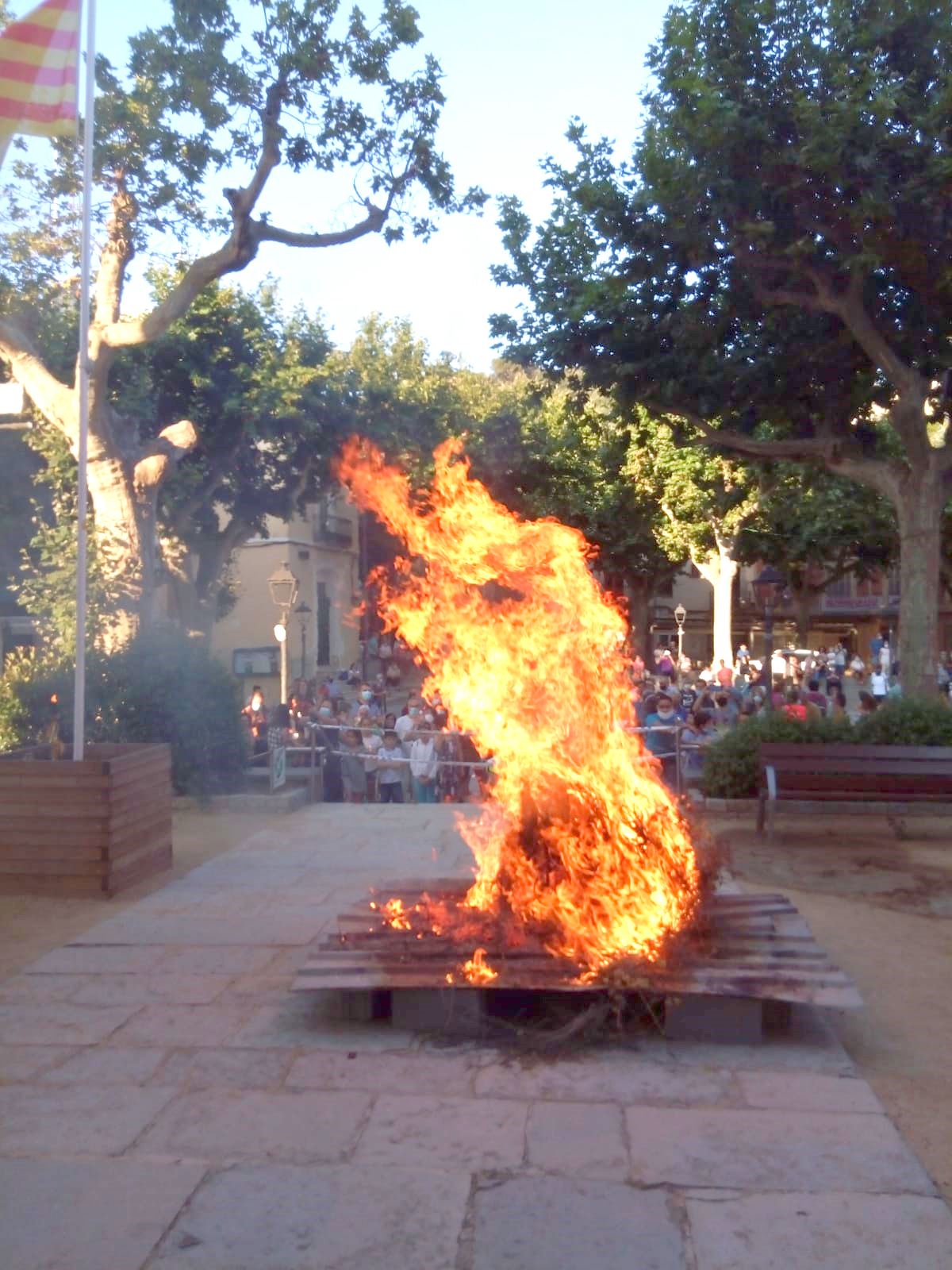 La Flama del Canigó crema a Arenys de Munt en un Sant Joan diferent per culpa de la COVID-19