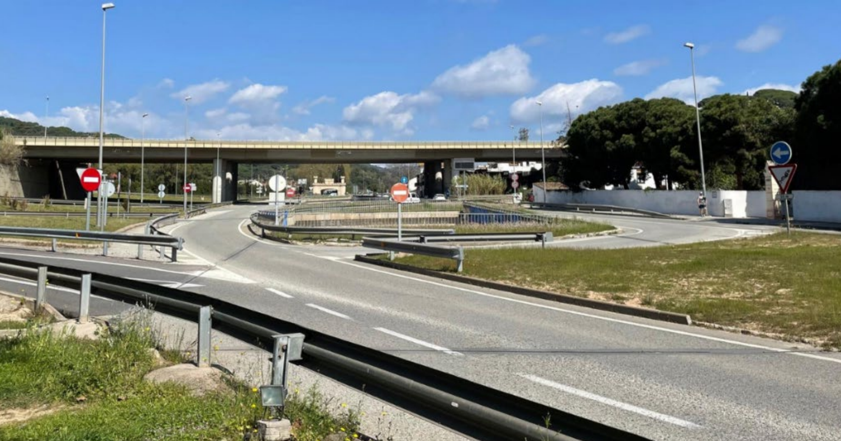 Arenys de Munt i Arenys de Mar insten la Generalitat a executar amb urgència el projecte de construcció de dues rotondes sota el pont de l??autopista C-32